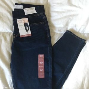 Signature by Levi Strauss Totally Shaping Pull-On Skinny Jeans